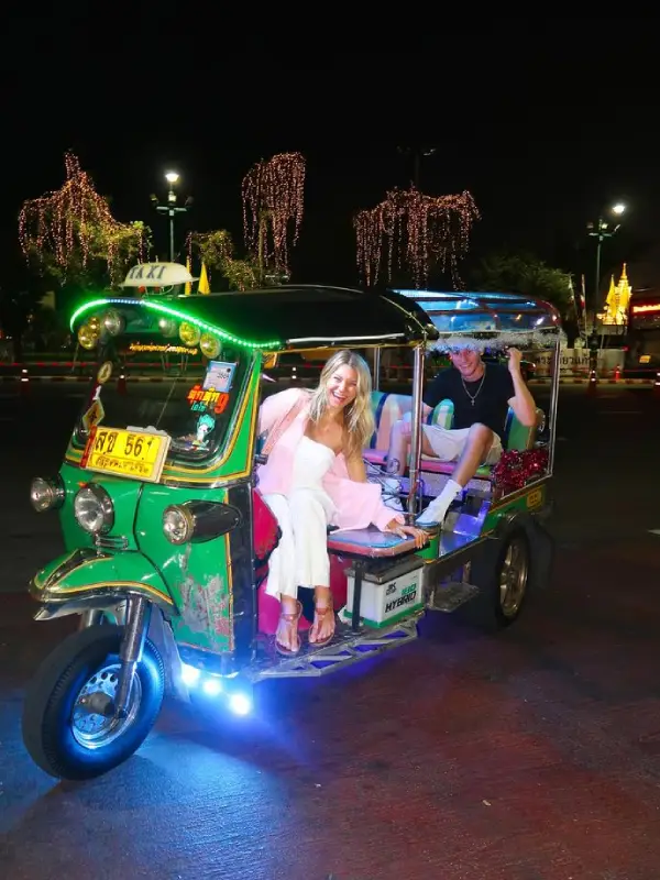 Passeio de tuk tuk revela comida vibrante