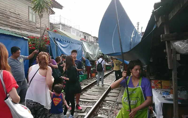 Vendedores recolhem barracas rápido para passar trem