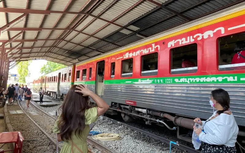 Mercado agitado e trem fazem Mae Klong único