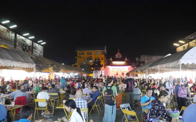 O bazar ganha vida com comidas, cheiros e gente por todos os lados
