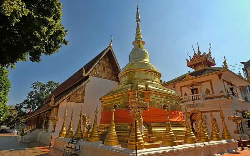 Stupa de Wat Phra Singh é símbolo de devoção