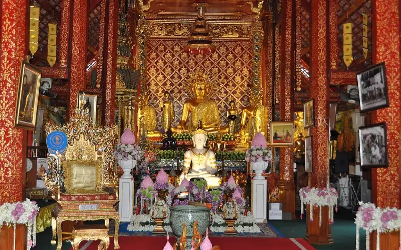 Viharn estilo Lanna impressiona com entalhes e ouro