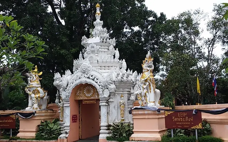 Portão Ban Pratoo Luang é obra-prima esculpida