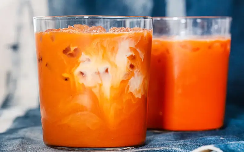 Prato Descrição e Preço
Pad Thai
Macarrão de arroz frito com ovo, camarão ou frango, molho de tamarindo e amendoim. É doce, azedo e salgado, bem gostoso!
Preço: 60 THB - 100 THB (10 BRL - 16 BRL)
Som Tum (Salada de Mamão Verde)
Salada de mamão verde com tomate e frango grelhado. É doce, azeda e um pouco picante, parecida com nossa salada, mas com um toque especial.
Preço: 50 THB - 80 THB (9 BRL - 14 BRL)
Khao Soi
Macarrão com curry de coco, frango ou carne. É cremoso, levemente picante e parece um ensopado caseiro com um sabor especial.
Preço: 80 THB - 120 THB (14 BRL - 20 BRL)
Satay
Espetinhos de frango ou porco com molho de amendoim. Parece nosso churrasquinho, mas com um toque tailandês.
Preço: 40 THB - 60 THB (por 3 espetinhos) (7 BRL - 10 BRL)
Mango Sticky Rice
Arroz doce com manga e leite de coco. Parece com o que a gente conhece, mas é incrivelmente gostoso!
Preço: 50 THB - 80 THB (9 BRL - 14 BRL)
Sorvete de Coco
Sorvete de coco com amendoim e arroz doce. É leve, perfeito para o calor, bem parecido com o nosso.
Preço: 40 THB - 60 THB (7 BRL - 10 BRL)
Porco Grelhado
Porco grelhado com arroz. Parece nosso churrasco, bem gostoso para brasileiros.
Preço: 50 THB - 70 THB (9 BRL - 12 BRL)
Panquecas Tailandesas
Panquecas crocantes com banana ou Nutella. Lembra nossa tapioca, mas com um toque especial.
Preço: 40 THB - 60 THB (7 BRL - 10 BRL)
Chá Gelado Tailandês