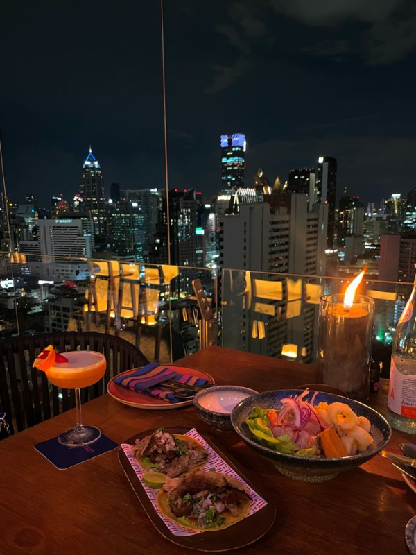 Coquetéis em bares na cobertura oferecem vistas deslumbrantes e atmosfera vibrante