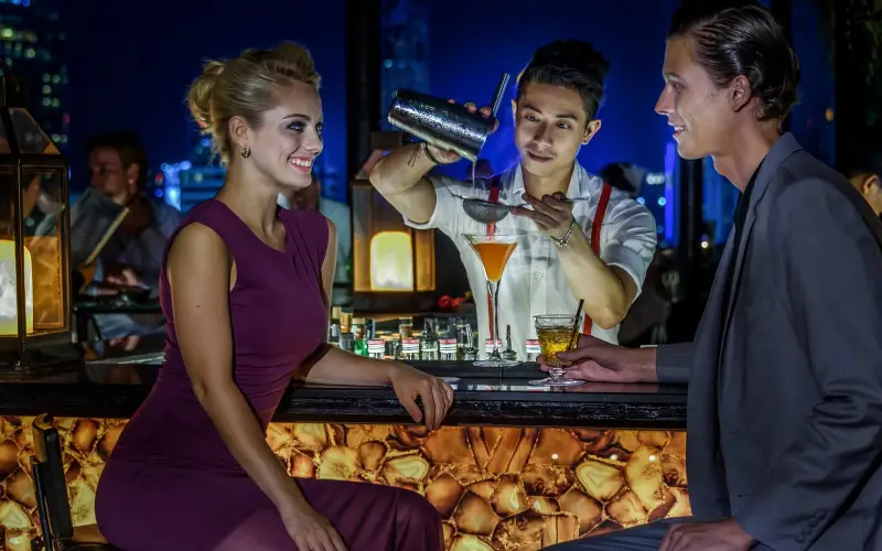 Coquetéis em speakeasies são refinados e calmos