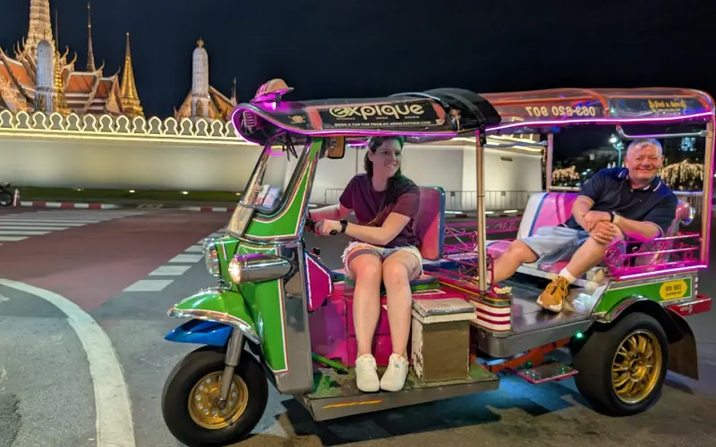 Descubra templos e mercados em tuk-tuk noturno