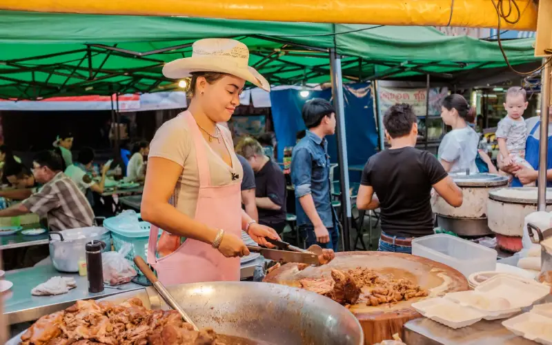 Em Chang Puak, prove Khao Kha Moo famoso