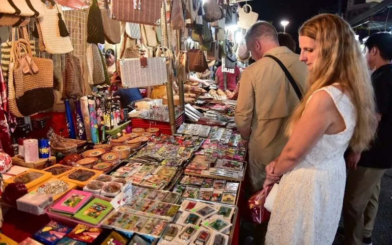 No Chiang Rai Night Bazaar, encontre joias artesanais e cheias de cor
