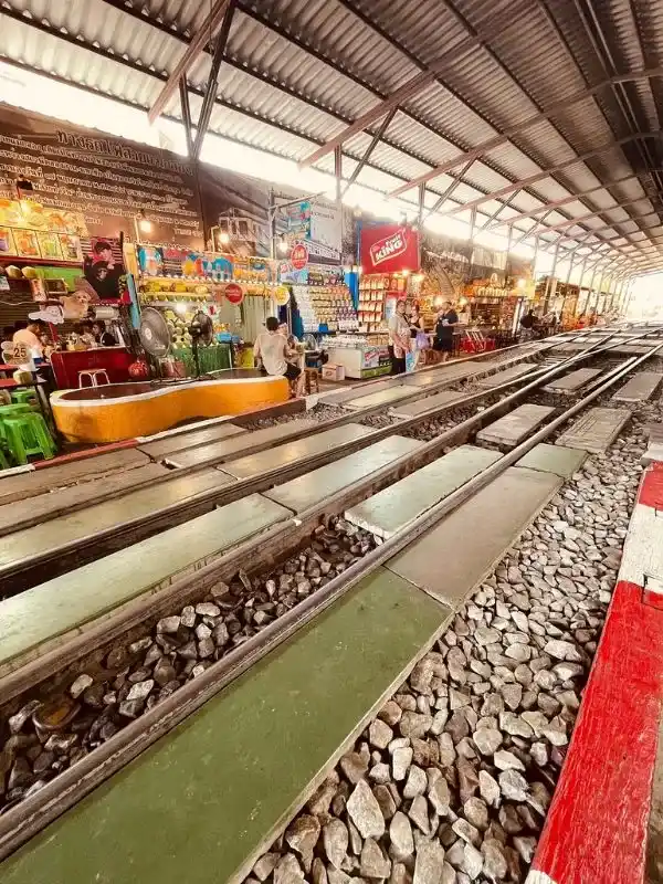 Ferrovia construída após mercado cria essência única