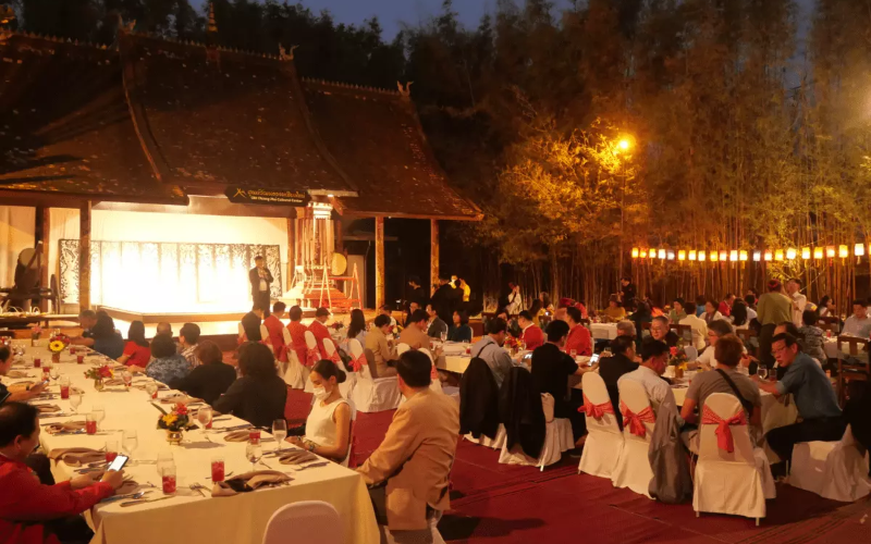 Jantar cultural ao ar livre no Chiang Mai Old Cultural Center
