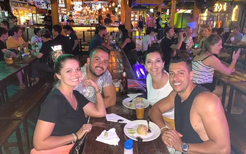 Jante no Zoe antes da noite vibrante em Chiang Mai