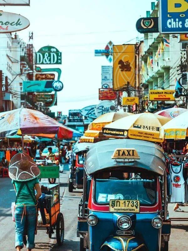 Khao San Road é famosa pela vida noturna e mercados