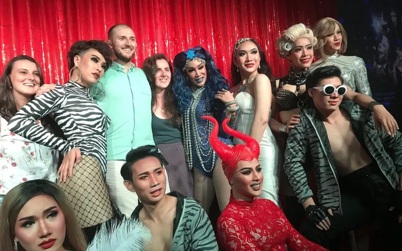 Tirar fotos com artistas é atividade popular