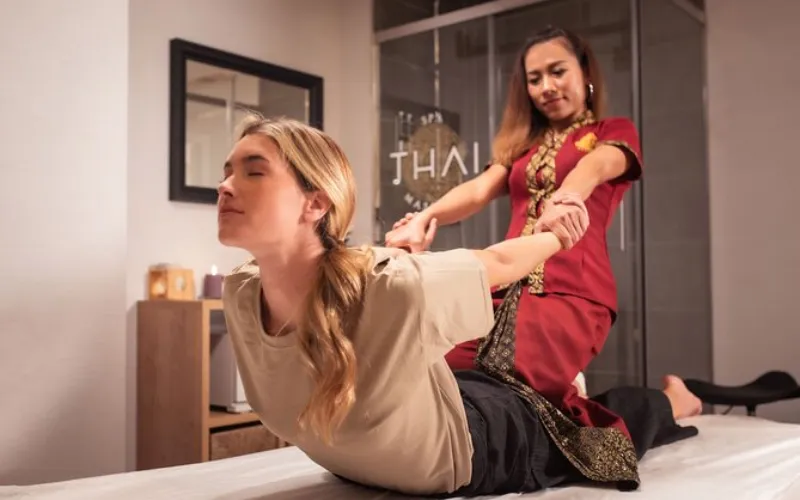Massagem tailandesa alivia fadiga e relaxa