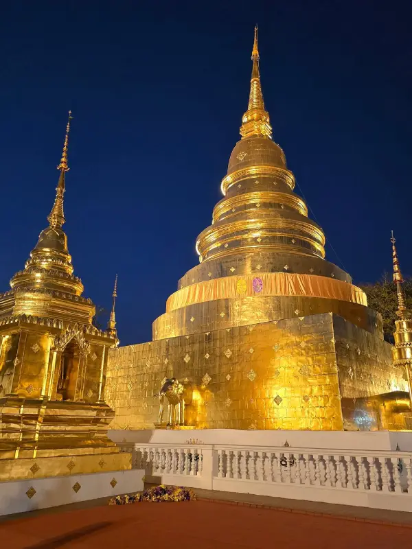 Não perca templo Wat Phra Singh iluminado