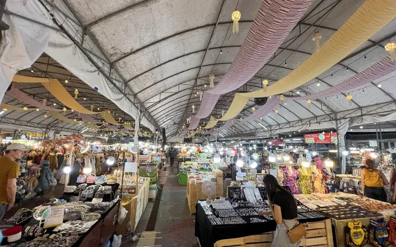 Os produtos no Night Bazaar são muito variados e diversificados