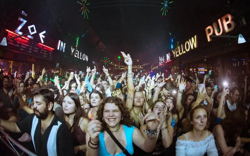 Zoe in Yellow tem música e noite inesquecível