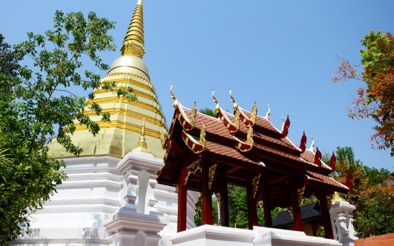 O antigo stupa em Wat Phra Kaew