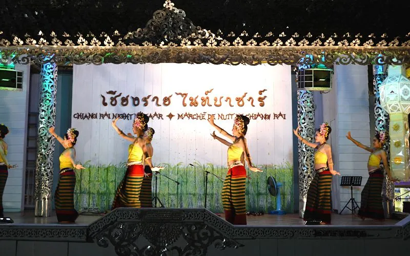 Bazar de Chiang Rai tem dança tradicional e música