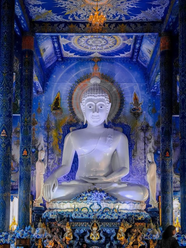 Buda Branco Gigante no Wat Rong Suea Ten