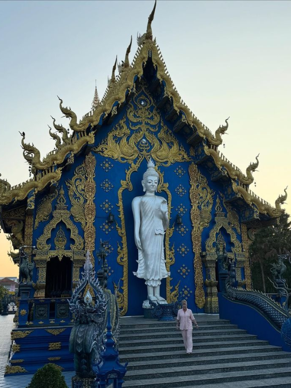 O caminho do dragão intrincadamente esculpido de Wat Rong Suea Ten