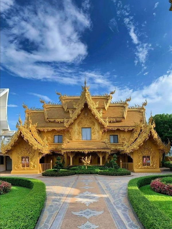O Golden Restroom (Banheiro Dourado) do Wat Rong Khun
