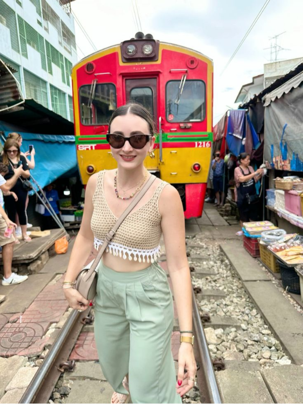 O Mercado de Trem é onde os trens passam pelo mercado