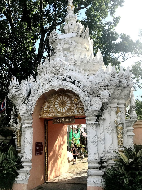 O portão de entrada do Wat Phra Singh Chiang Rai