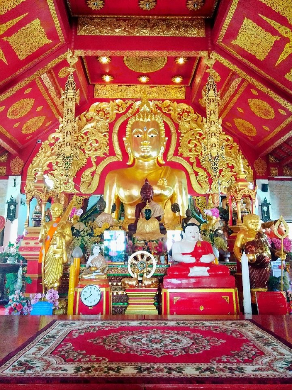 O salão principal do Wat Klang Wiang tem uma grande estátua de Buda