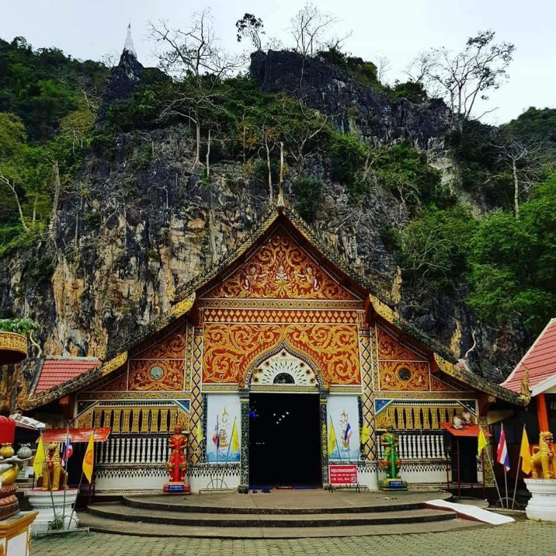 Telhado de Wat Tham Phra com arquitetura Lanna