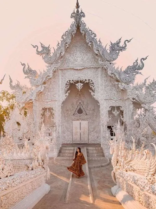 O Ubosot branco representa a pureza do Buda