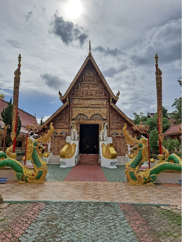 O Wat Phra Singh Chiang Rai destaca esculturas no estilo Lanna