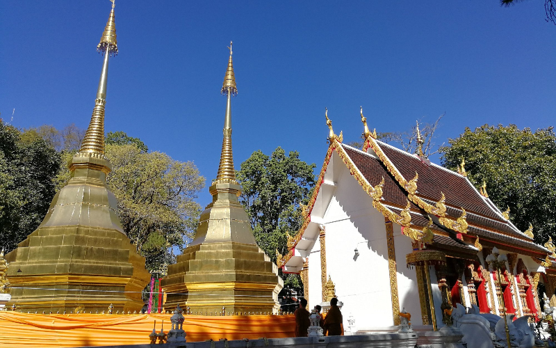 O Wat Phra That Doi Tung apresenta arquitetura Lanna