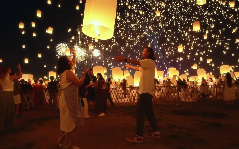 Yi Peng festival ilumina céu com lanternas