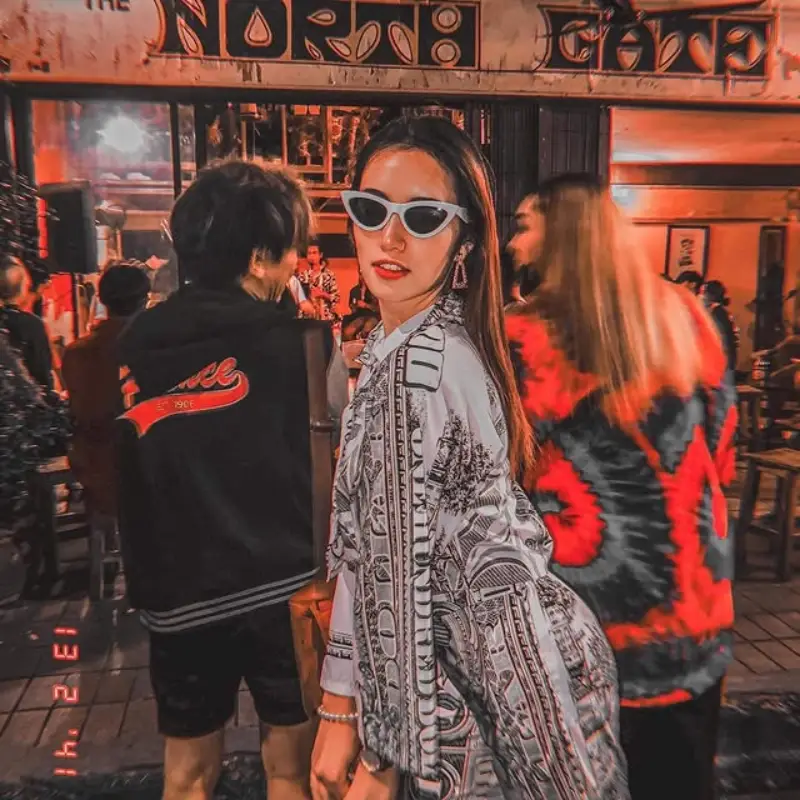 Visitantes posam elegantes em bares de jazz