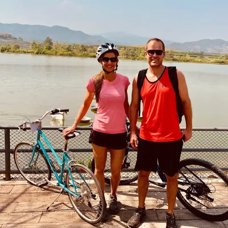 Pedalar no parque une diversão e exercício
