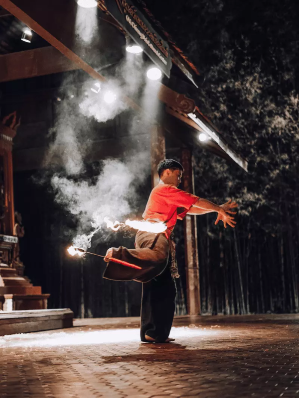 Show de fogo tradicional no Centro Cultural de Chiang Mai