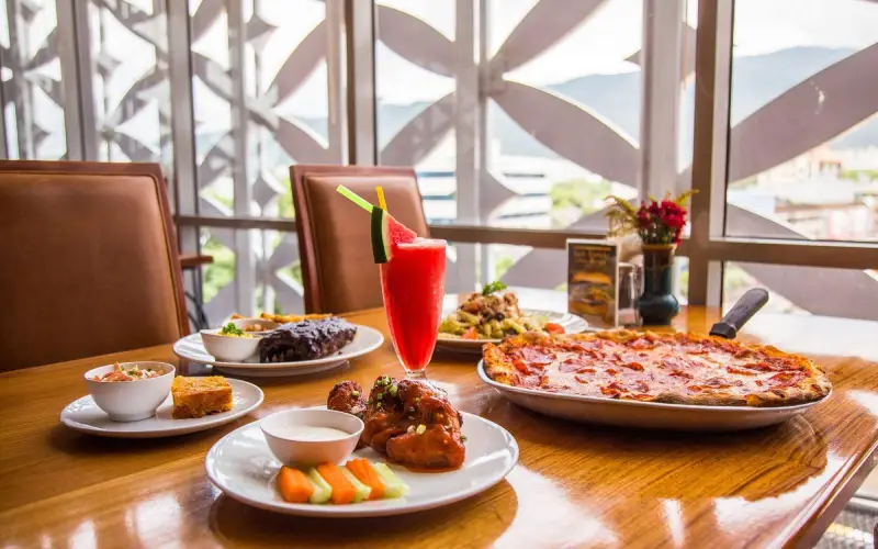 Restaurantes no rio Ping servem alta gastronomia