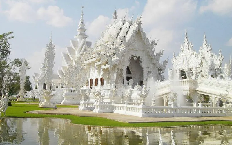 Templo branco com espelhos, que simboliza a jornada budista