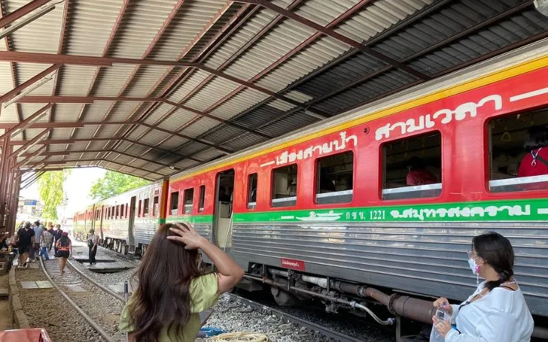 Mercado agitado e trem fazem Mae Klong único
