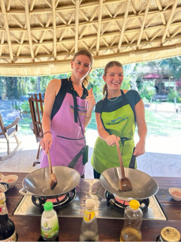 Uma aula de culinária tailandesa oferece prática na preparação de pratos autênticos