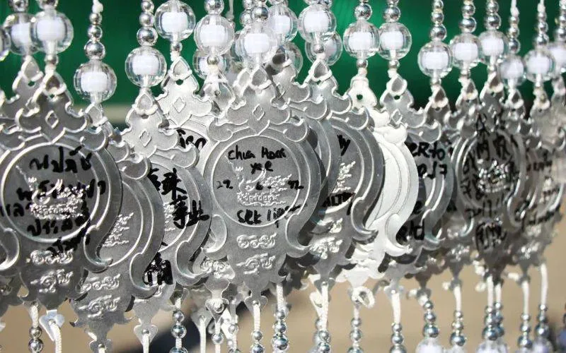 Você pode pendurar um amuleto com seu nome para atrair sorte e paz