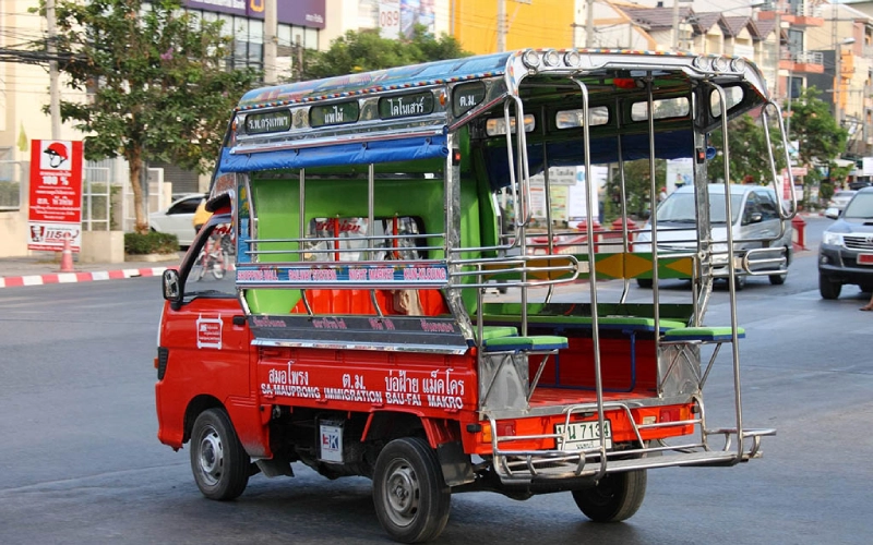 Visitantes podem pegar songthaew para chegar ao museu