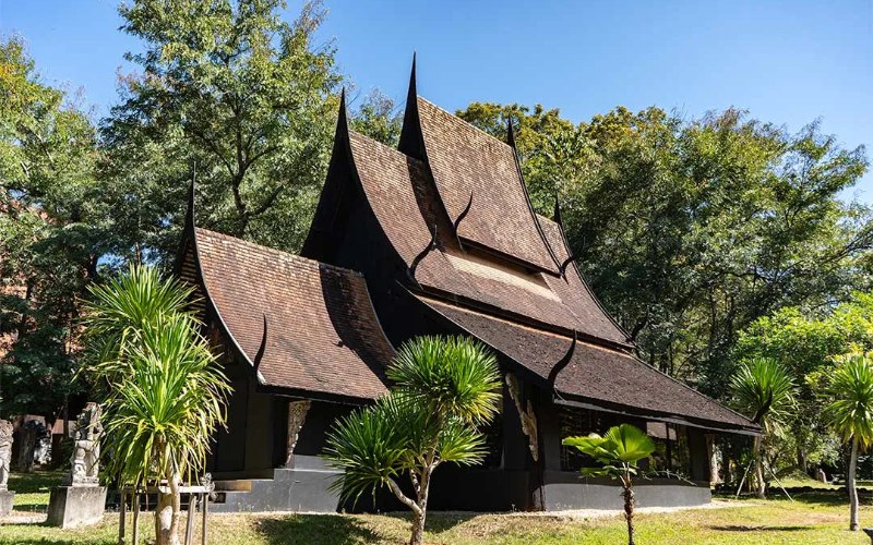 Museu Baan Dam atrai com preto e arte tradicional