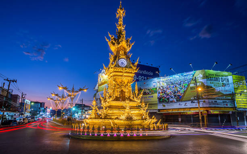 Torre dourada chama atenção com cor e arquitetura