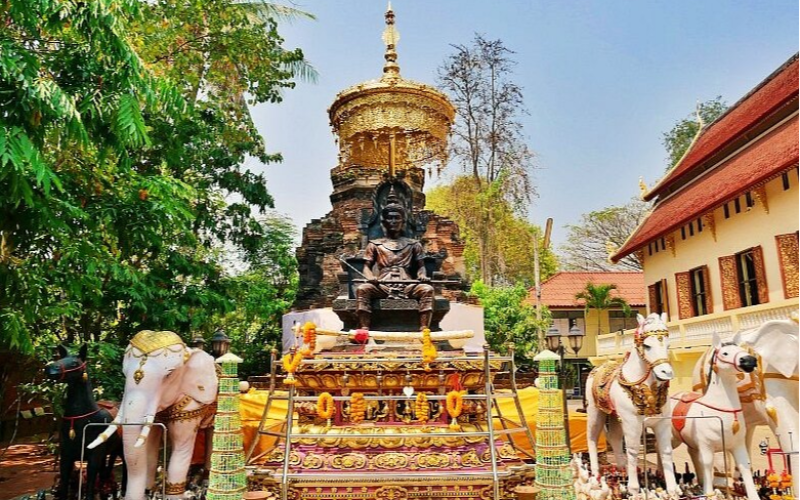 A suave luz do pôr do sol realça a beleza antiga do templo