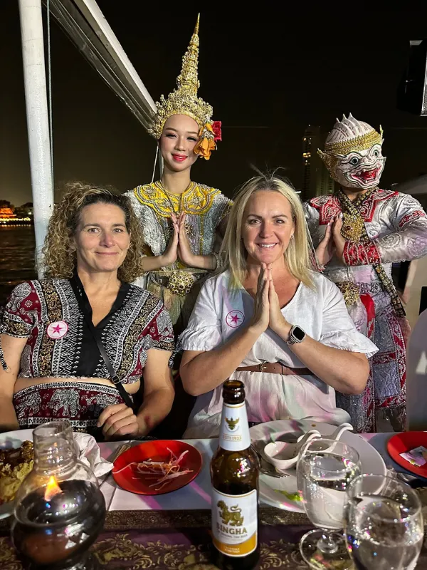 Apresentações culturais tailandesas encantam visitantes
