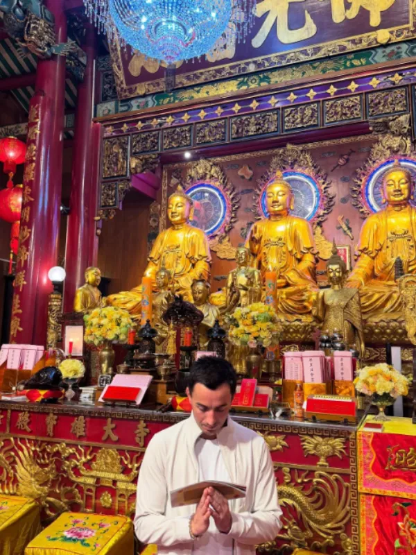 Templo combina estilos tailandês e chinês