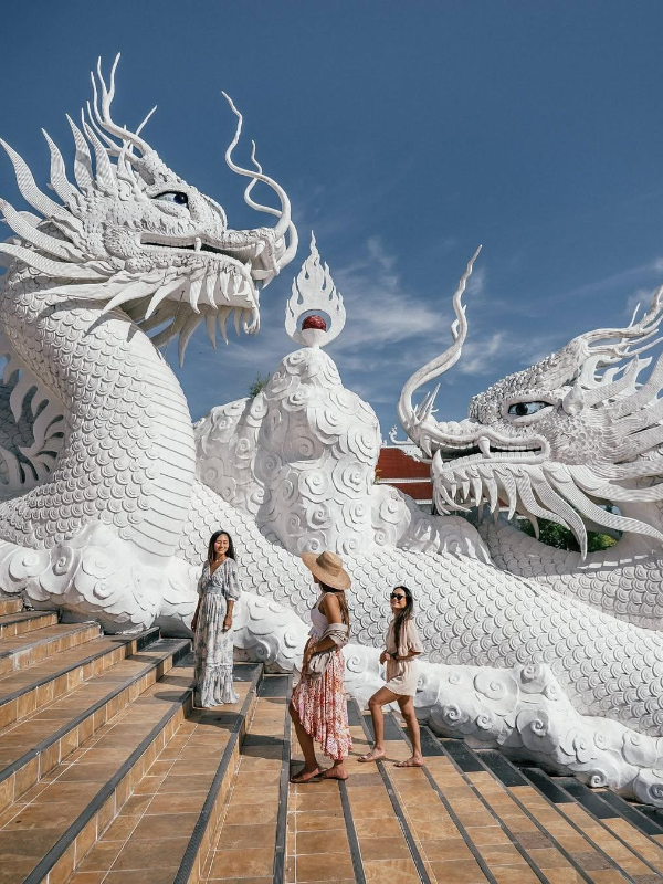 Estátuas realçam a beleza das mulheres na foto